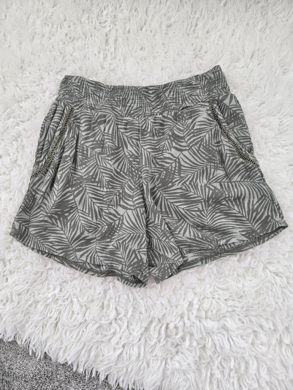 Three Dots Gray Leaf Print Women’s Shorts